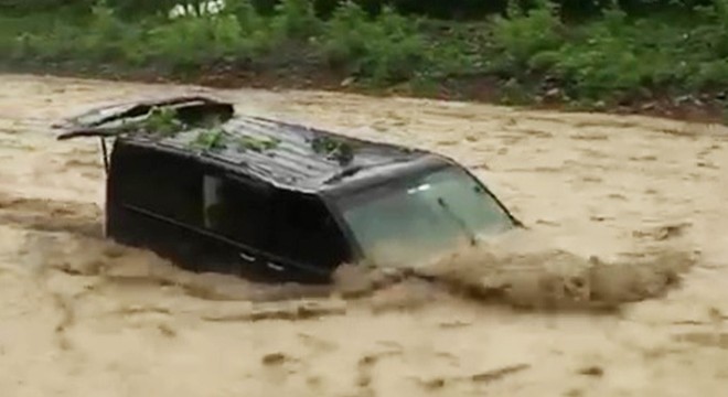 Samsun'da aracın sele kapıldığı anlar kamerada