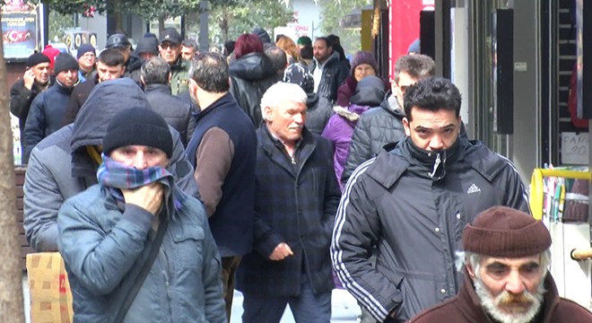 Samsun'da dükkanlar kapalı, halk sokakta