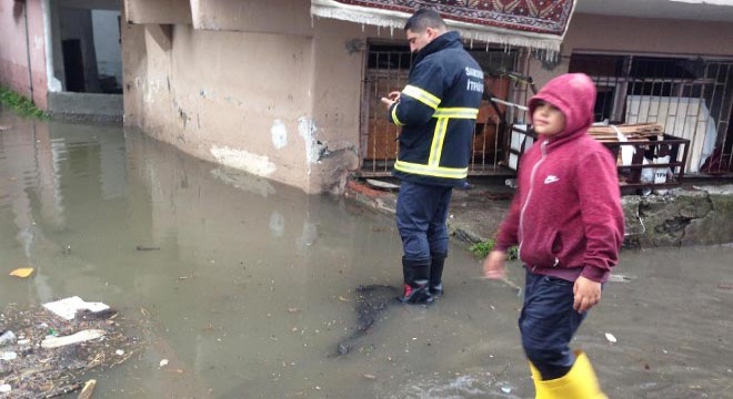 Samsun’da sağanak; rögarlar taştı, evleri su bastı