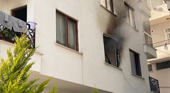 Sancaktepe'de daire alev alev yandı