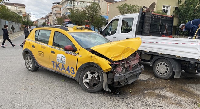 Sancaktepe'de kamyonet ile taksi çarpıştı; 2 yaralı