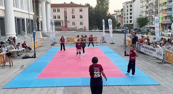 Sandıklı’da 3x3 Sokak Voleybol Turnuvası başladı