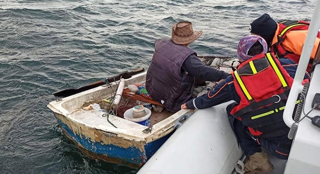 Sapanca Gölü’nde mahsur kalan balıkçıyı AFAD kurtardı