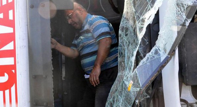 Şarampole devrilen TIR'dan burnu kanamadan çıktı