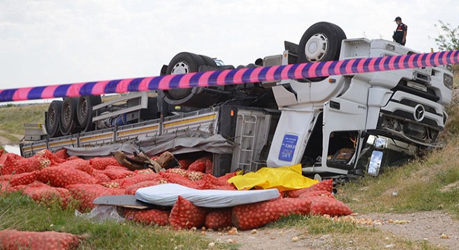 Şarampole devrilen TIR'ın sürücüsü öldü
