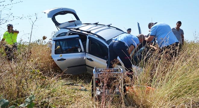 Şarampole devrilen otomobilde 2 kişi yaralandı