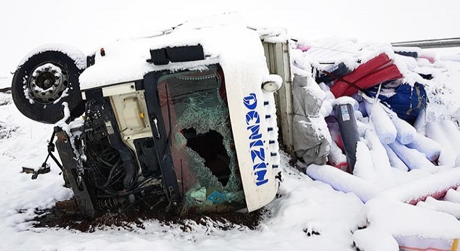 Şarampole yuvarlanan TIR'ın sürücüsü yaralandı