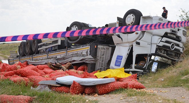 Şarampole devrilen TIR ın sürücüsü öldü