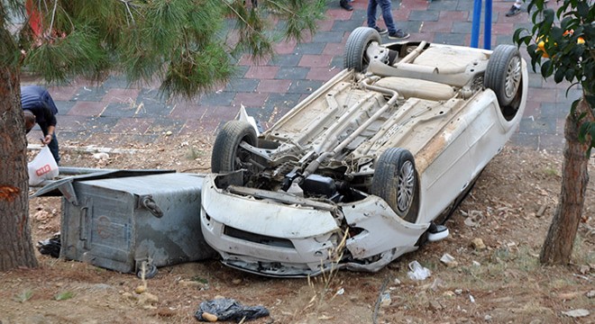 Şarampole devrilen otomobil park kenarında ters döndü