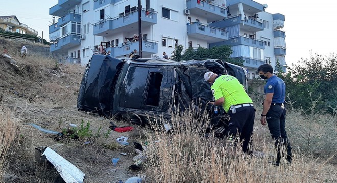 Şarampole yuvarlanan otomobildeki anne- oğul yaralandı