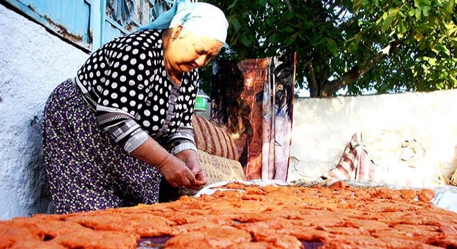 Sarıgöl'de evlerde tarhana yapımına başlandı