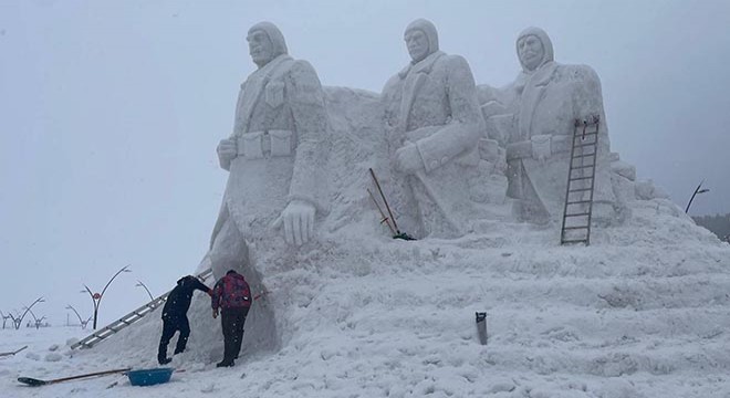 Sarıkamış'ta 'Karı yorgan edenler' heykelleri tamamlandı