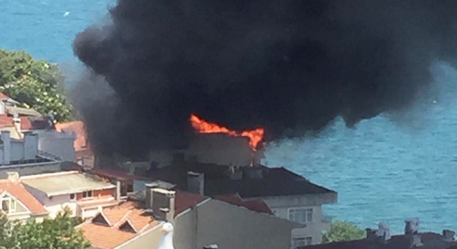 Sarıyer'de binanın çatısı alev alev yanıyor