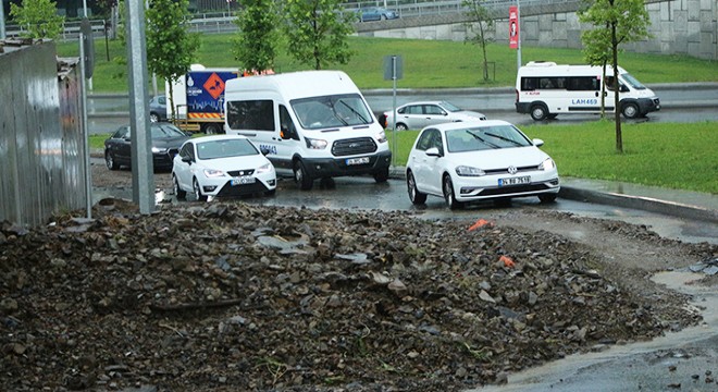 Sarıyer'de toprak kayması, yol trafiğe kapatıldı