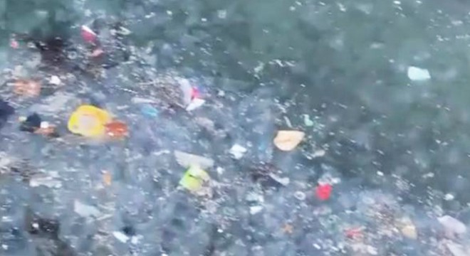Sarıyer sahili çöp ve denizanasına teslim oldu