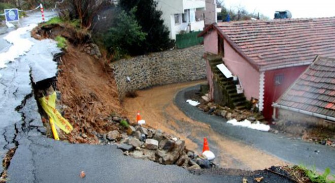 Sarıyer de istinat duvarı çöktü