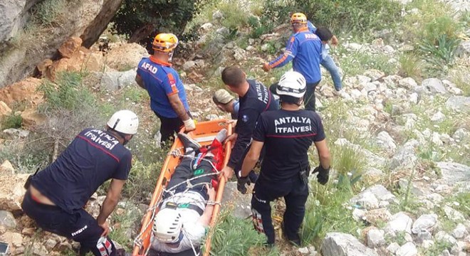Sarp arazide düşüp bacağını kırdı, 3 saatte kurtarıldı