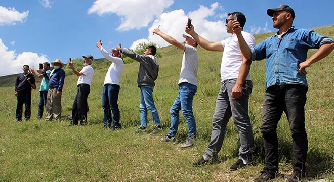 Şebeke avcıları, yakınlarıyla konuşmak için her yolu deniyor