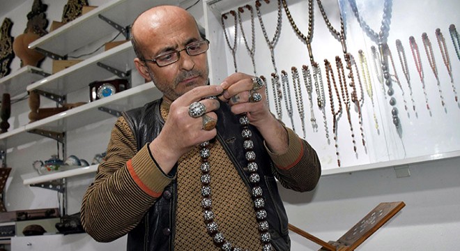 Sedef ustası sanatını severek yapıyor