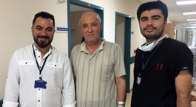 Sedyeyle geldiği hastaneden yürüyerek çıktı