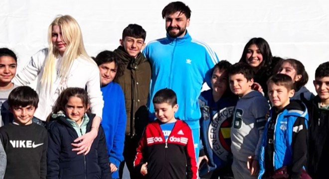 Sefo ve Aleyna Tilki, depremzede çocuklarla oyun oynadı
