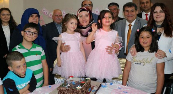 Şehidin ikiz kızlarına iftar sonrası sürpriz doğum günü