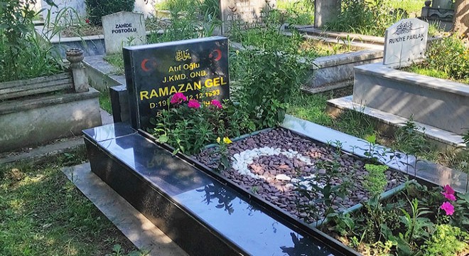Şehidin mezarının başındaki bayrak direğini çaldılar