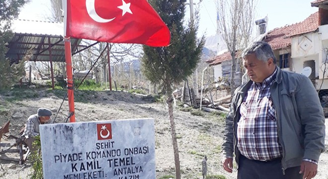 Şehidin anısına iki tepeye bayrak dikti