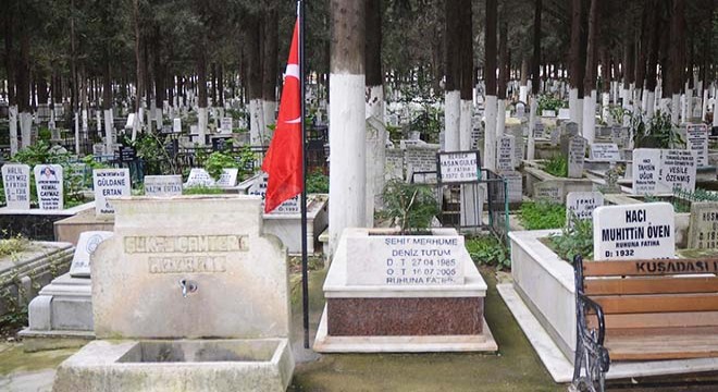 Şehidin mezarından direğiyle söküp alınan bayrak bulundu