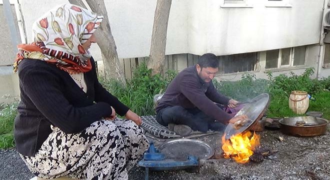 Şehir şehir gezen çift, sokakta kalaycılık yapıyor