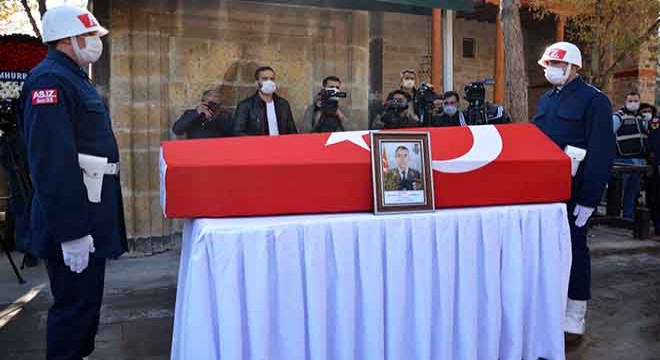 Şehit Teğmeni 2,5 aylık eşi gözyaşlarıyla uğurladı