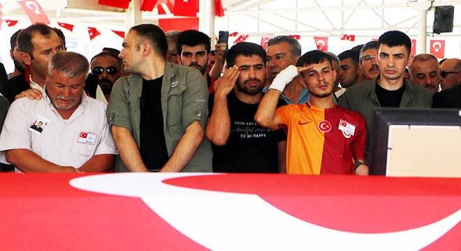 Şehit ağabeylerini asker selamıyla uğurladılar