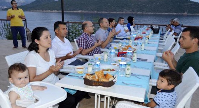 Şehit aileleri ve gazilerle iftar