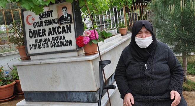 Şehit annesi, polislerin yardımıyla mezarlığa gitti