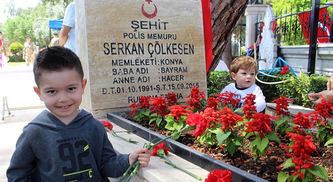 Şehit dayısının mezarını sulayıp karanfil bıraktı