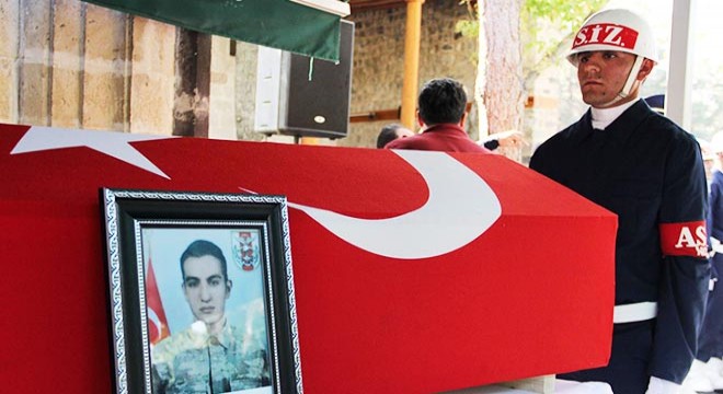 Şehit eşini, polis üniformasıyla uğurladı