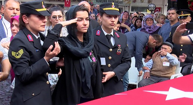 Şehit eşini son yolculuğuna asker selamıyla uğurladı