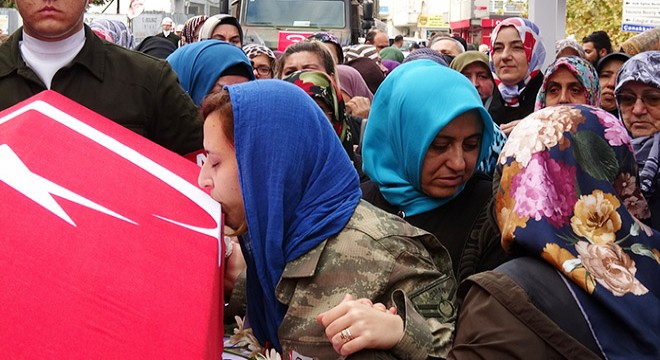 Şehit eşini son yolculuğuna, üniformasını giyip uğurladı