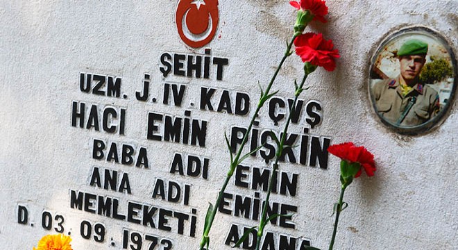 Şehit eşinin kabri başında dua etti