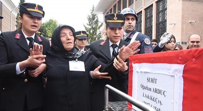 Şehit oğlunu asker selamıyla uğurlayan anne: Hakkımı sana helal ettim