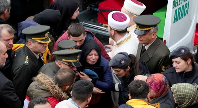 Şehit oğlunun beresine sarılarak gözyaşı döktü