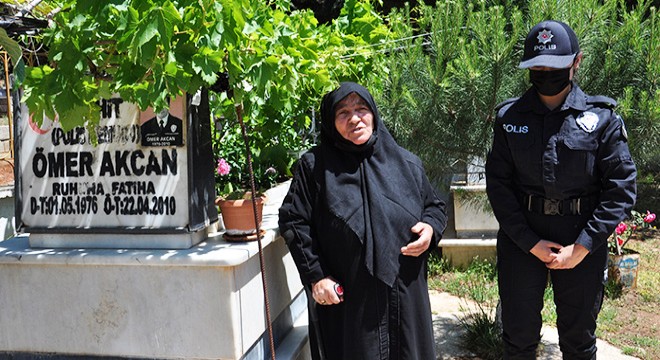 Şehit oğlunun kabrine meslektaşı polisler götürdü