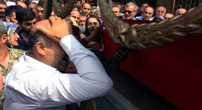 Şehit oğlunun tabutuna sarılıp ağladı