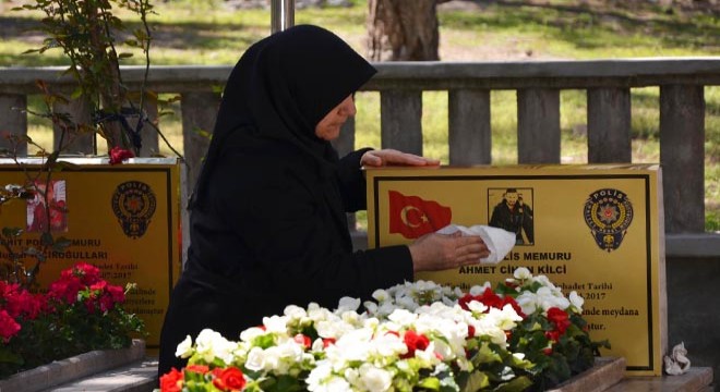 Şehit polis, kabri başında anıldı