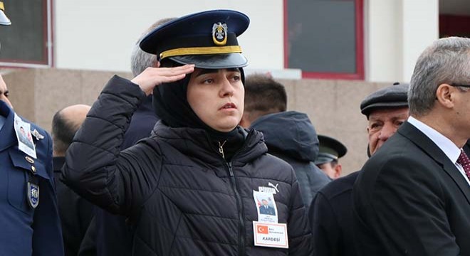 Şehit ağabeyinin cenazesini, asker selamıyla karşıladı