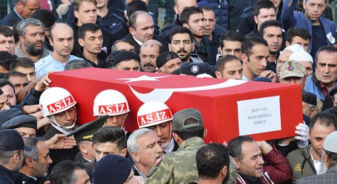 Şehit askeri, 20 bin kişi son yolculuğuna uğurladı