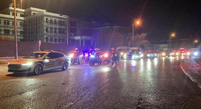 Şehit askerlerin cenazeleri, tören alanına götürüldü