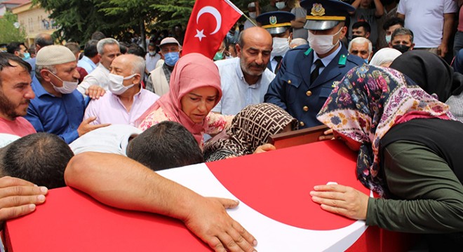 Şehit astsubay, gözyaşlarıyla son yolculuğuna uğurlandı