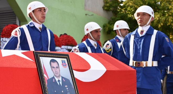 Şehit eşinin fotoğrafını elinden bırakmadı