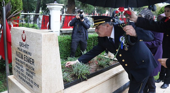 Şehit polislerin mezarına karanfil